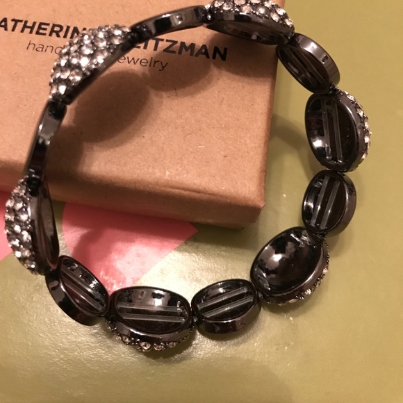 NWOT  BEAUTIFUL CRYSTAL STUD & METALLIC BRACELET - Picture 4 of 5